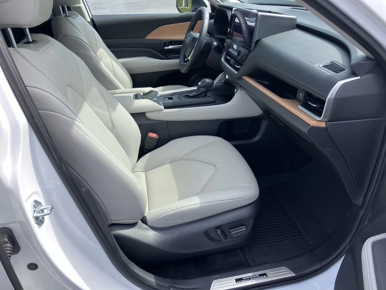 Certified Used 2025 White (Wind Chill Pearl) Toyota Limited image 39