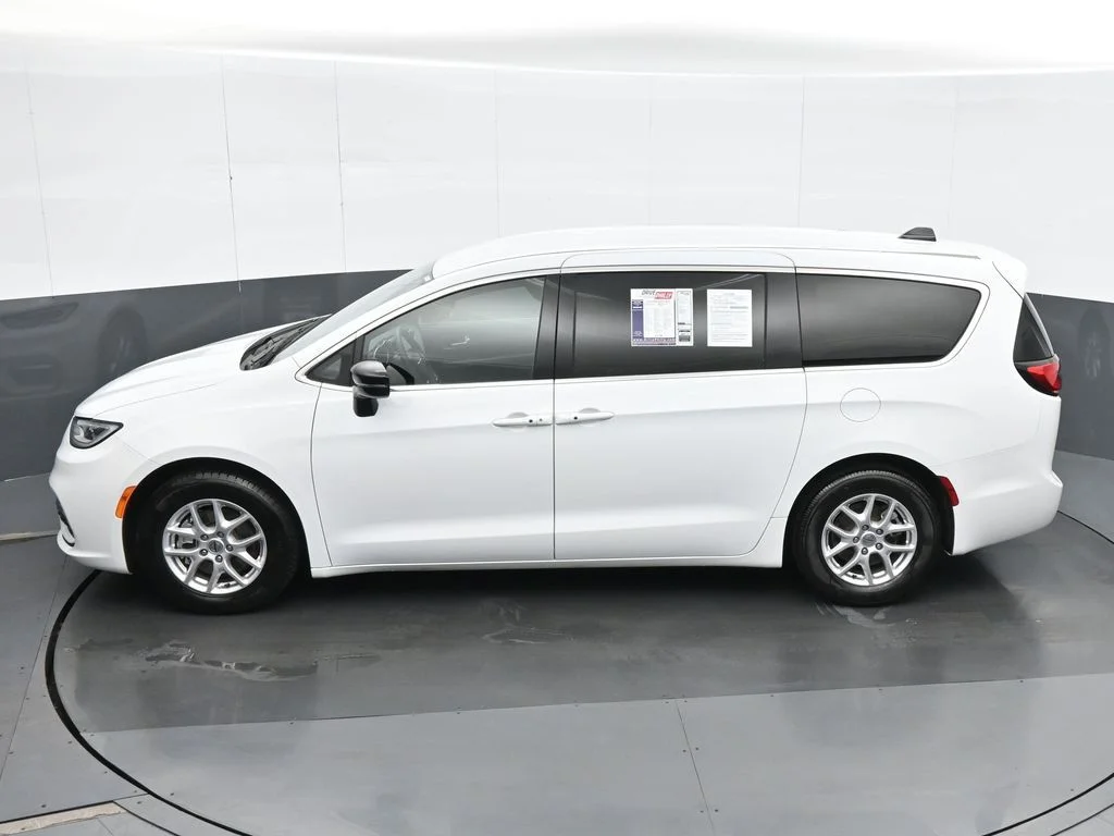 Used 2025 White Chrysler Select image 18