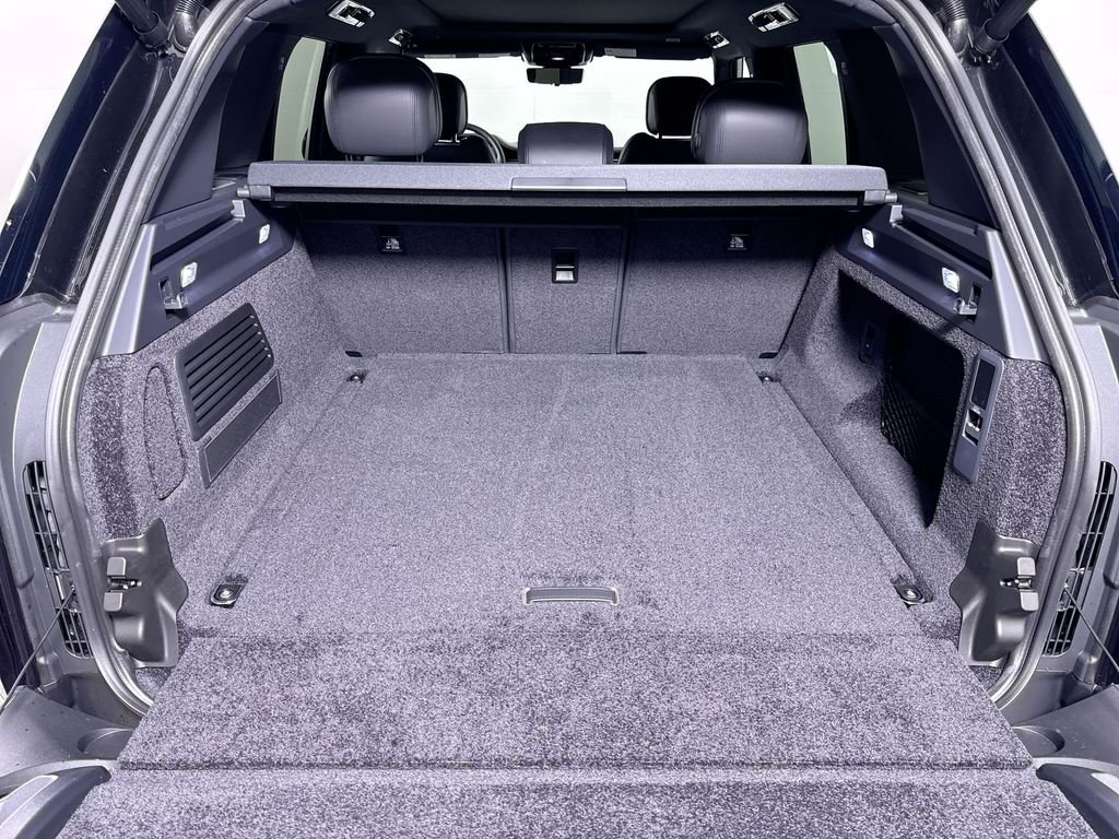 New 2026 SANTORN BLK MET Land Rover SE image 22