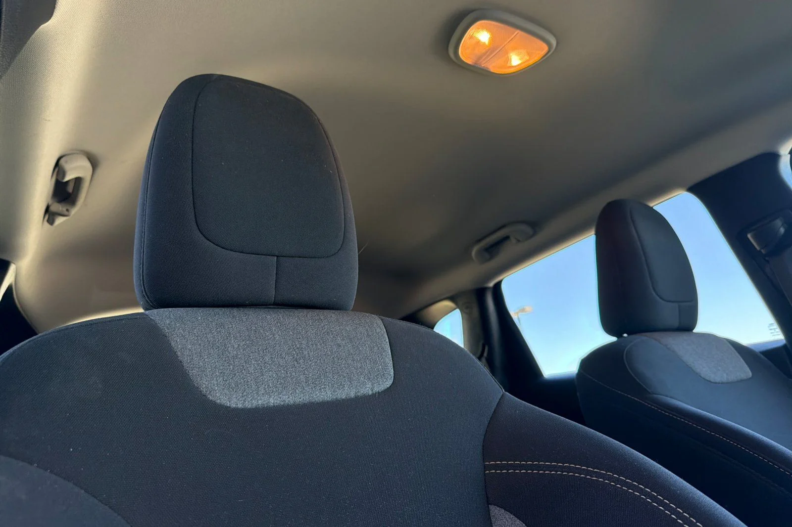 Used 2018 Silver Jeep Latitude image 19