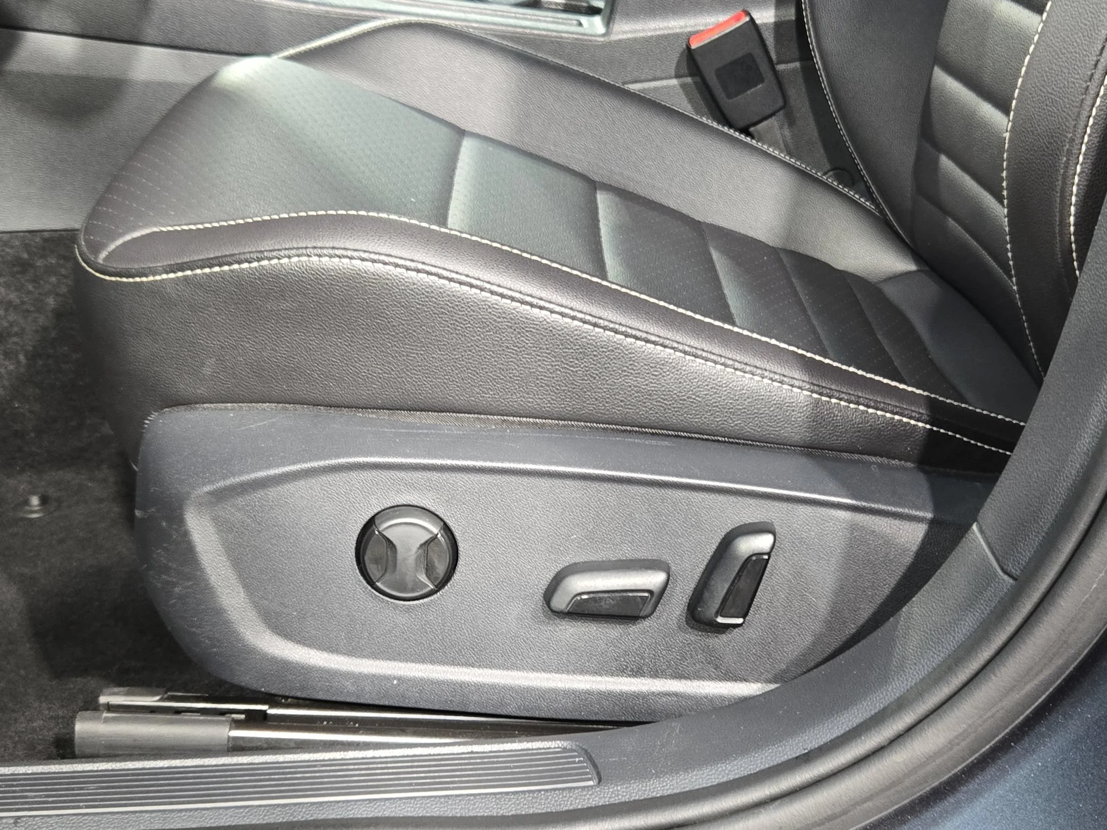 Used 2024 Platinum Gray Metallic Volkswagen SE image 23