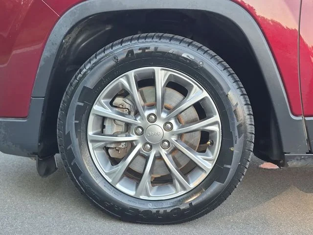 Used 2019 Red Jeep Latitude Plus image 19