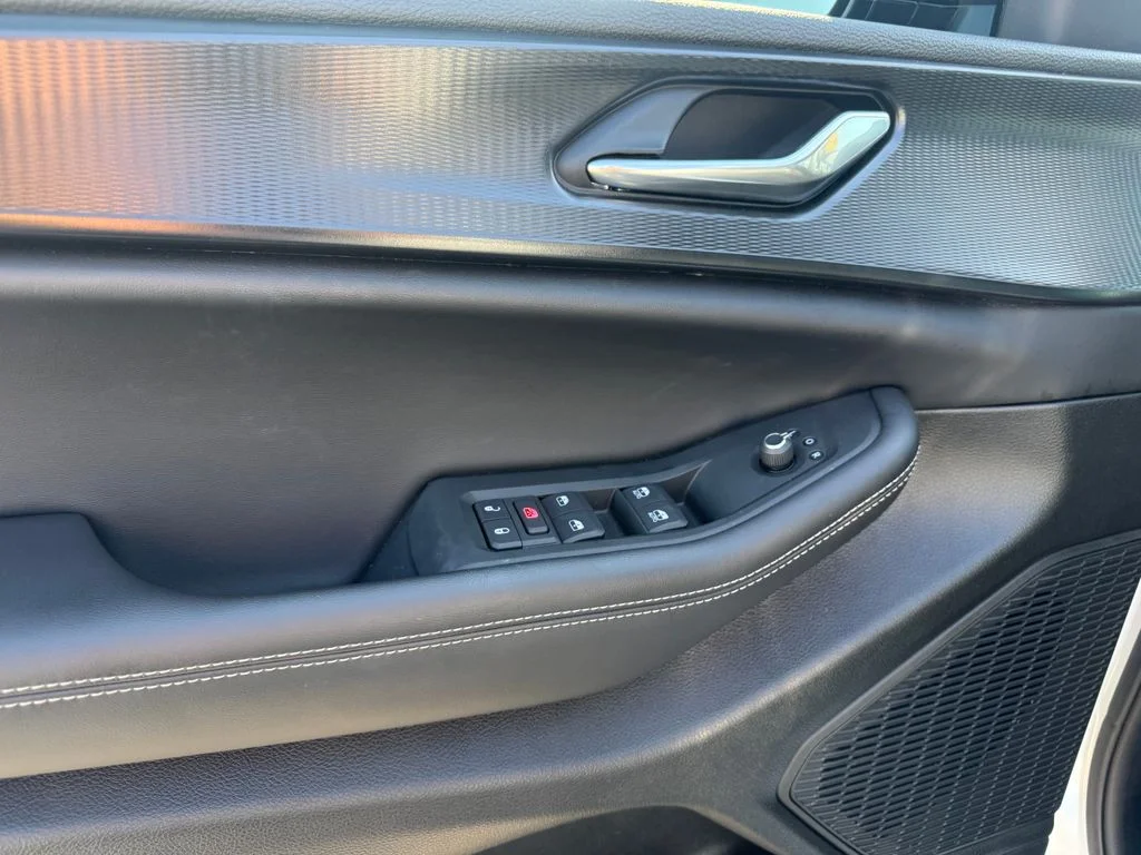 Used 2025 White Jeep Altitude image 5