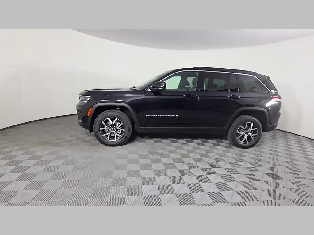 New 2027 High-Gloss Black Paint Jeep Laredo image 33