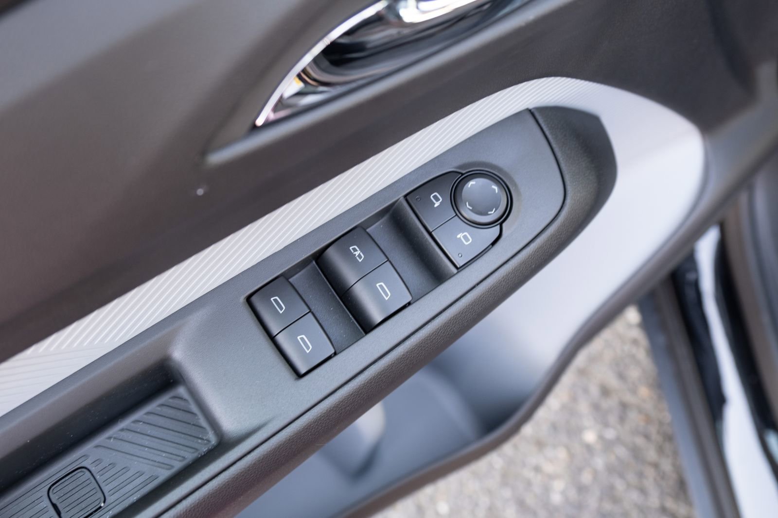 2027 Chevrolet Bolt RS - Photo 9