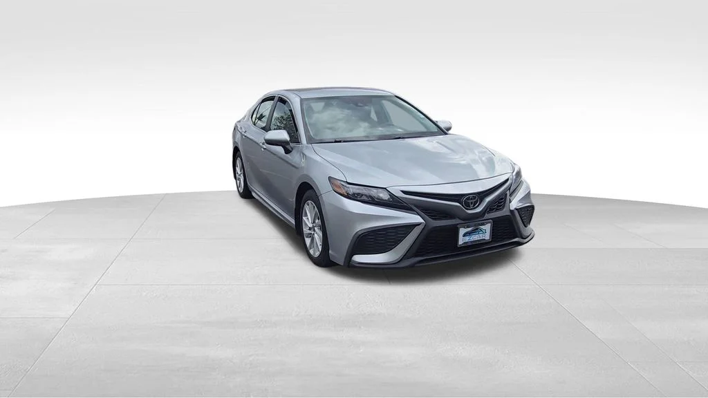 Used 2024  Toyota SE Nightshade image 2