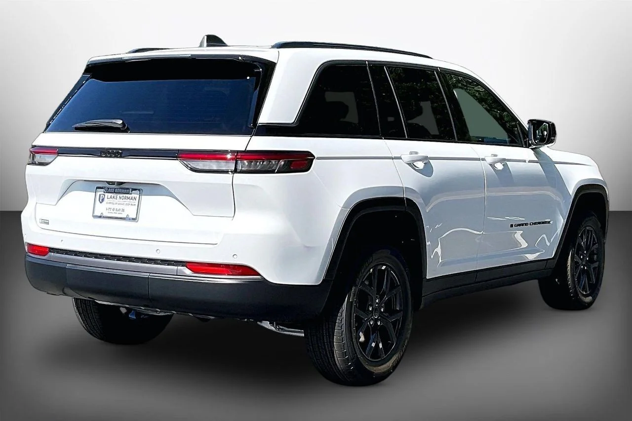 New 2027 Bright White Clear-Coat Paint Jeep Laredo Altitude image 8