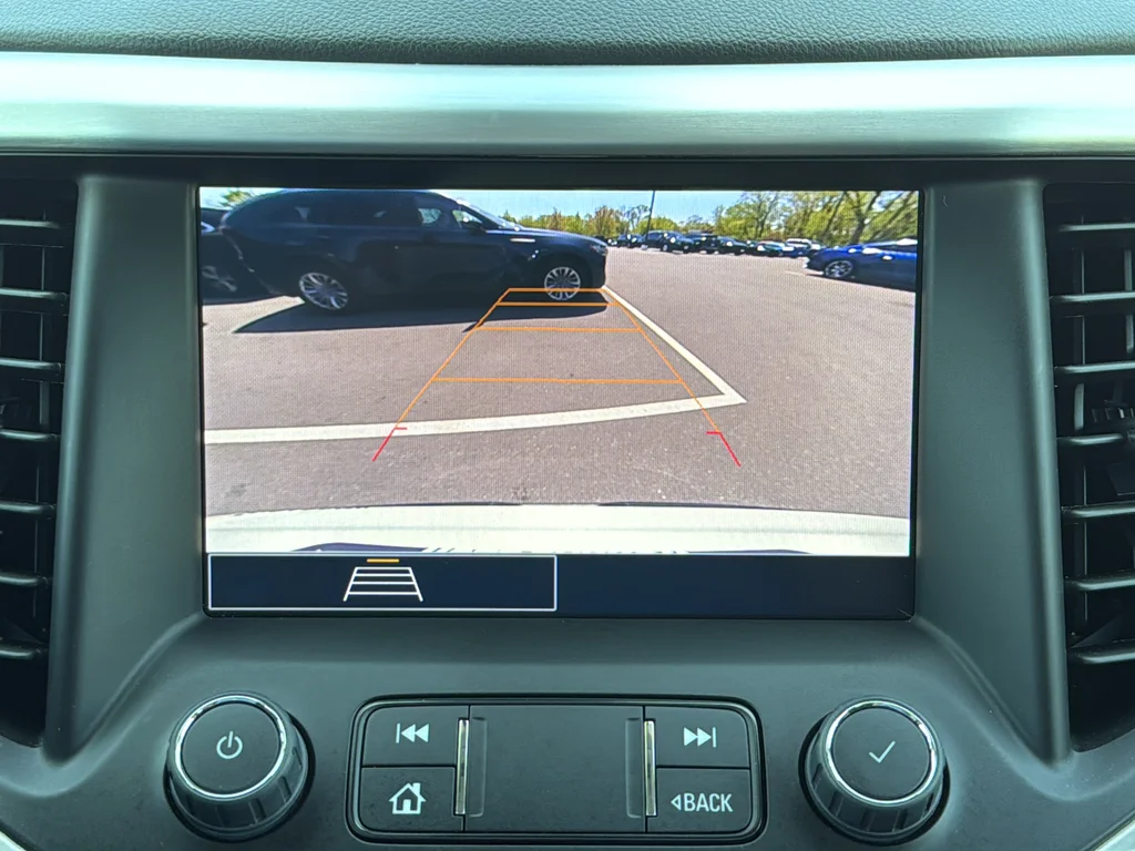 Used 2023 White GMC SLE image 23