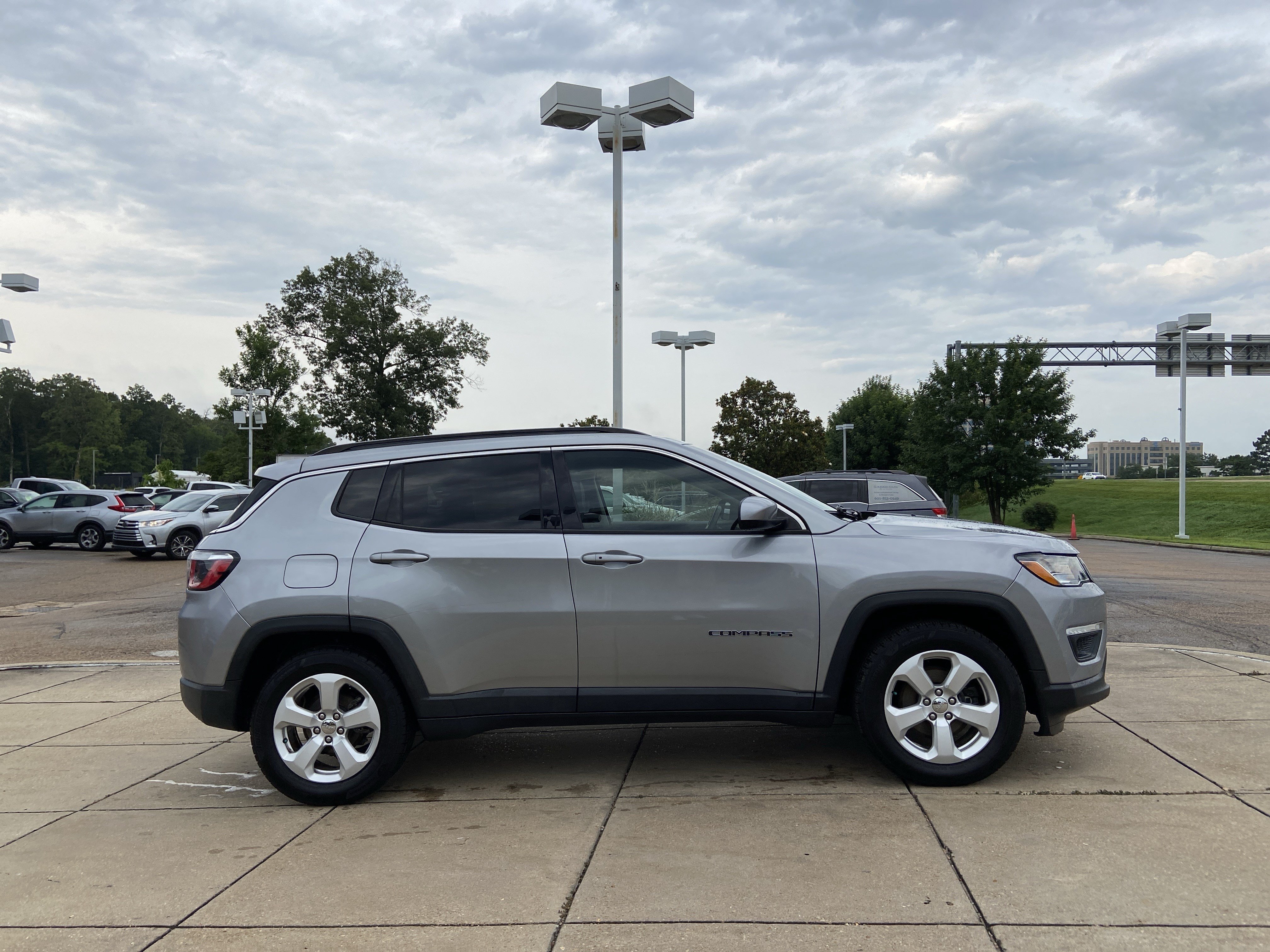 Used 2019 Billet Silver Metallic Clearcoat Jeep Latitude image 13