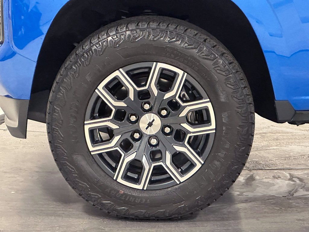 Used 2024 Blue Chevrolet Z71 image 17