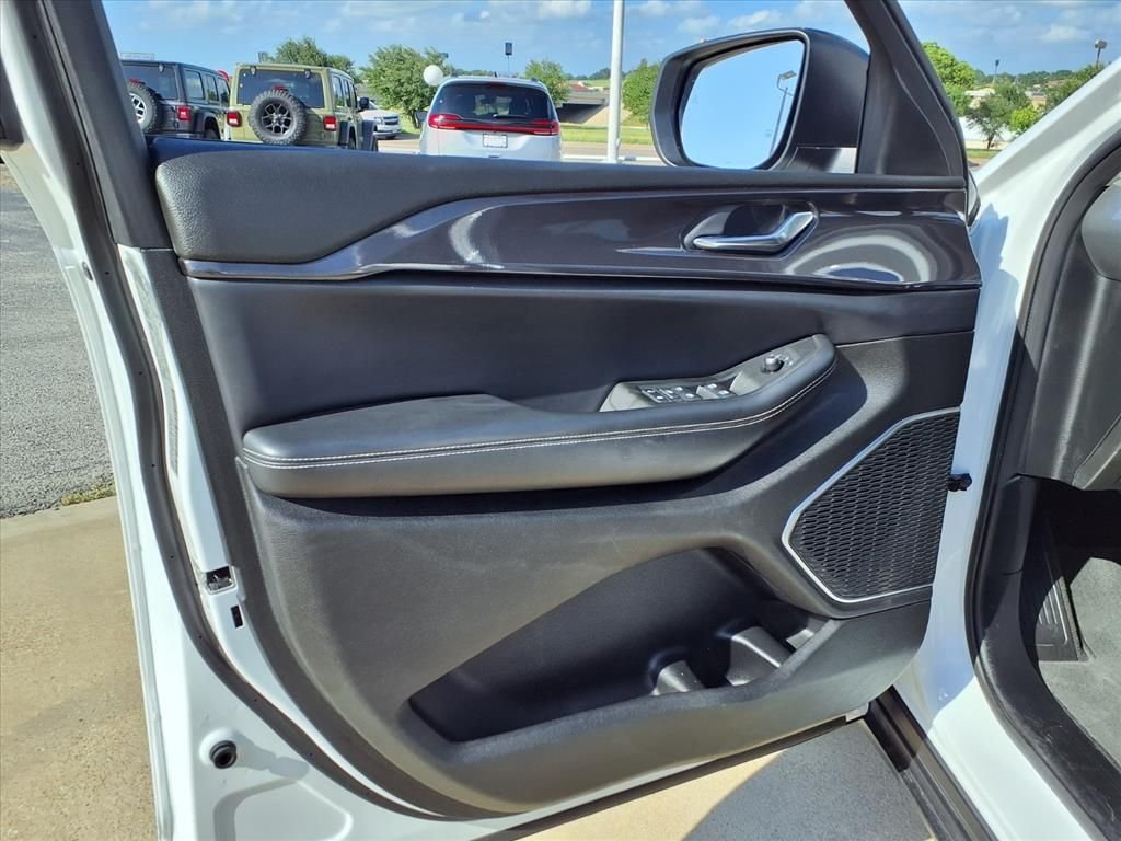 Used 2021 White Jeep Laredo image 14
