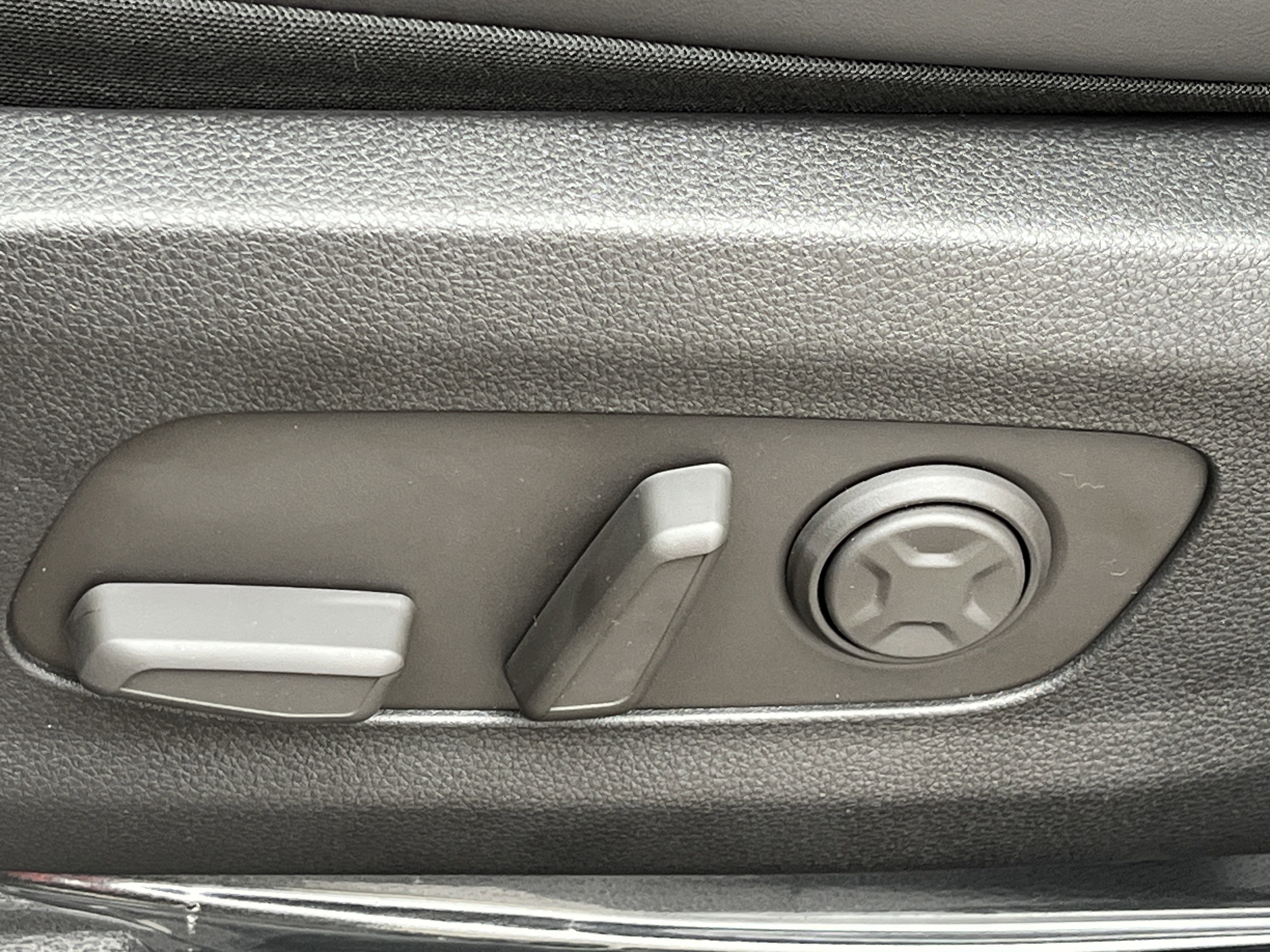 New 2026 Ivory Silver Kia EX image 19