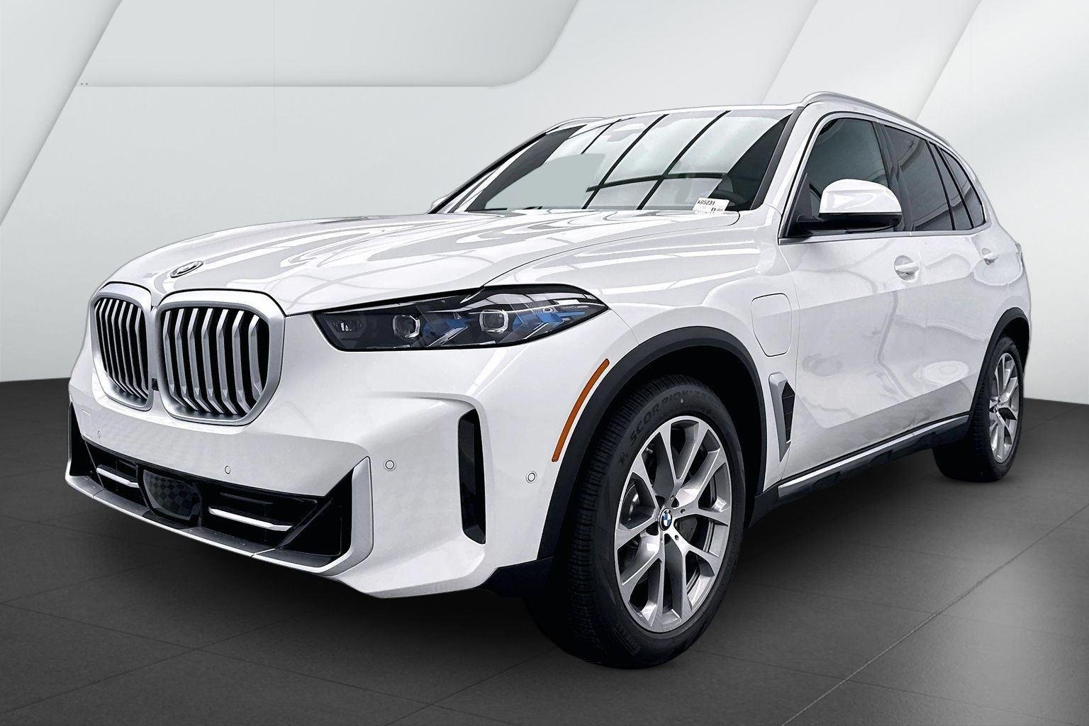 New 2026 Mineral White Metallic BMW xDrive50e image 3