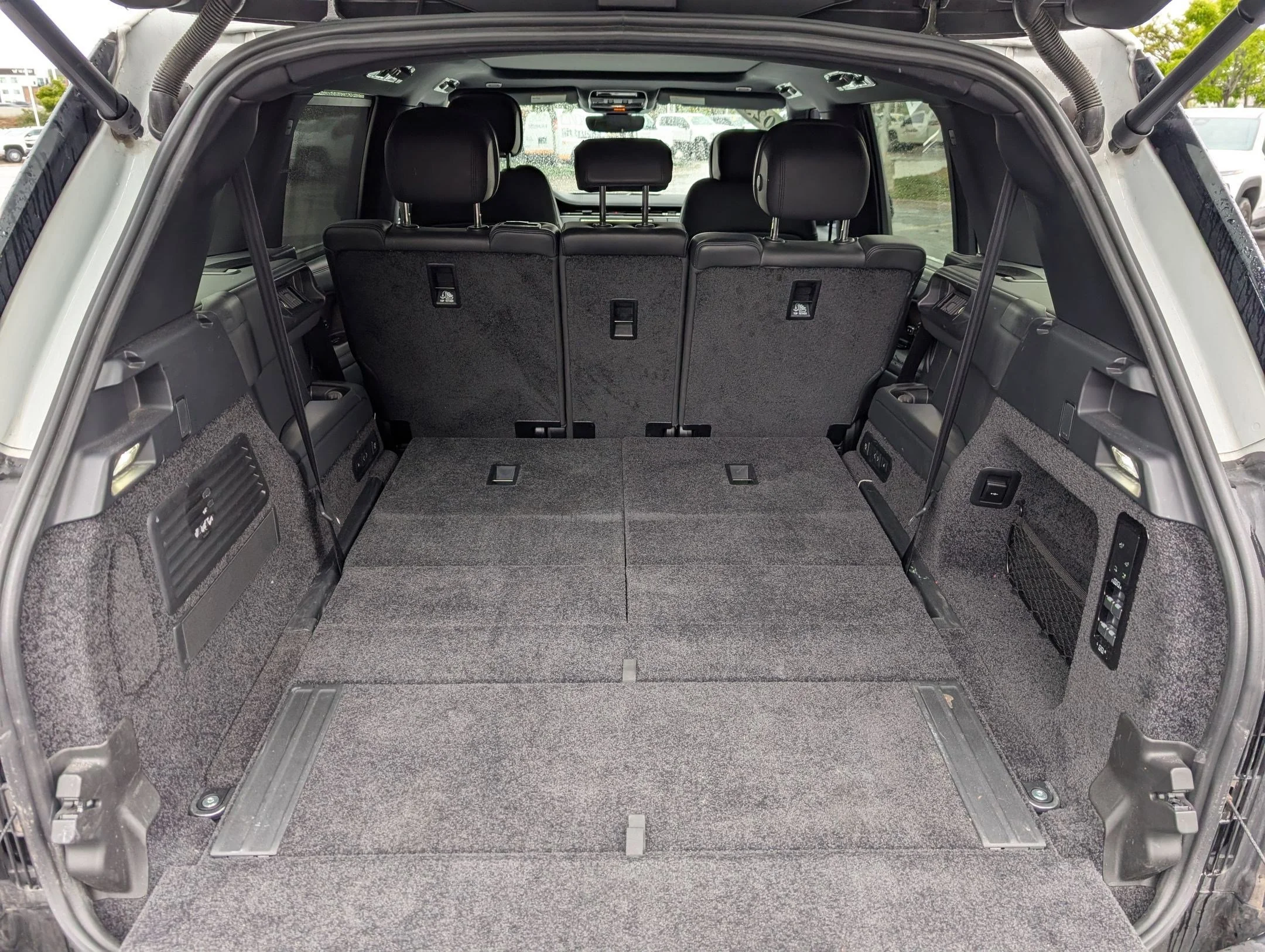 Used 2025 Icy White SV Bespoke Special Effect Satin Land Rover SE image 30