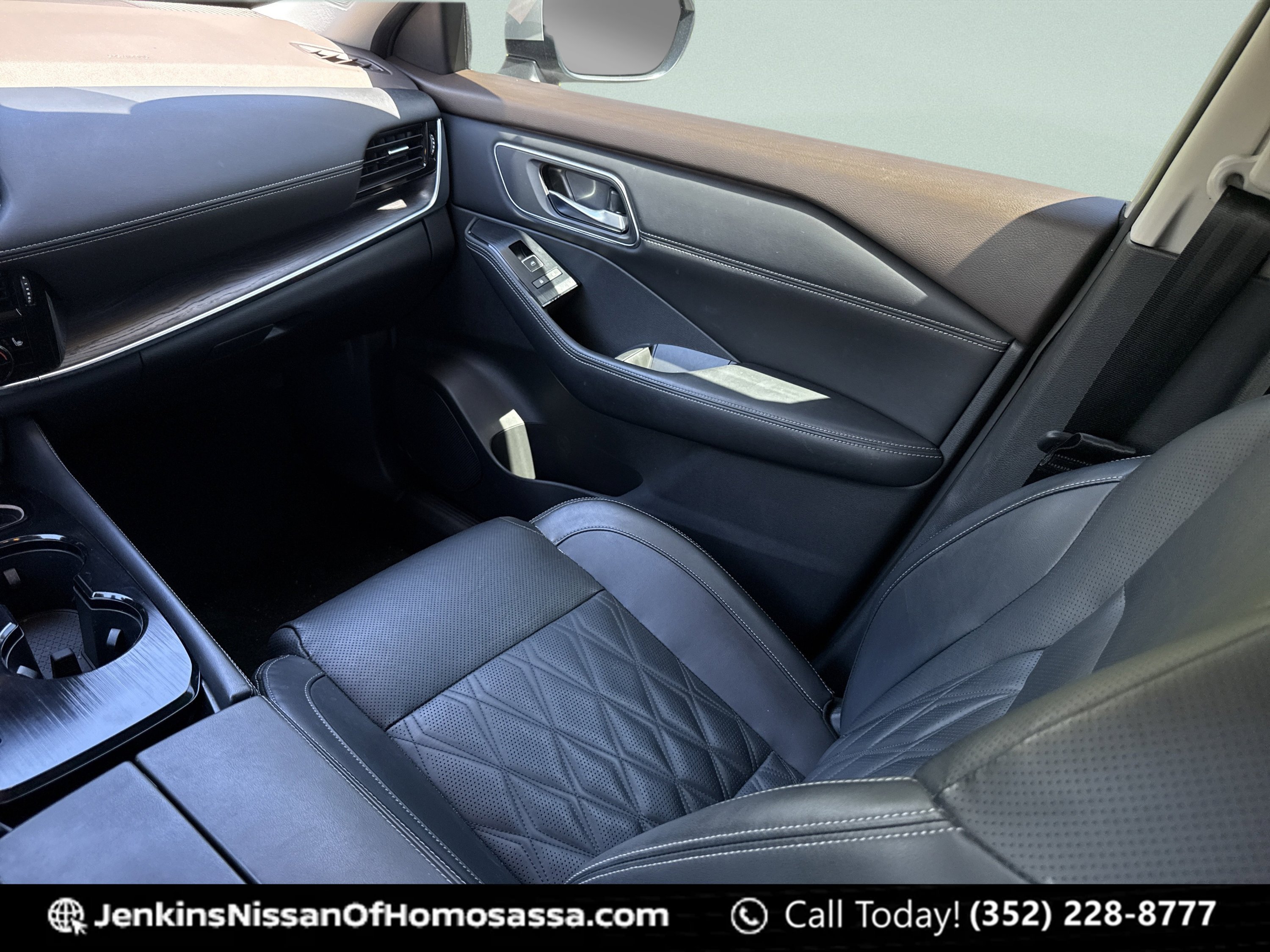 Used 2021 Brilliant Silver Metallic Nissan Platinum image 22