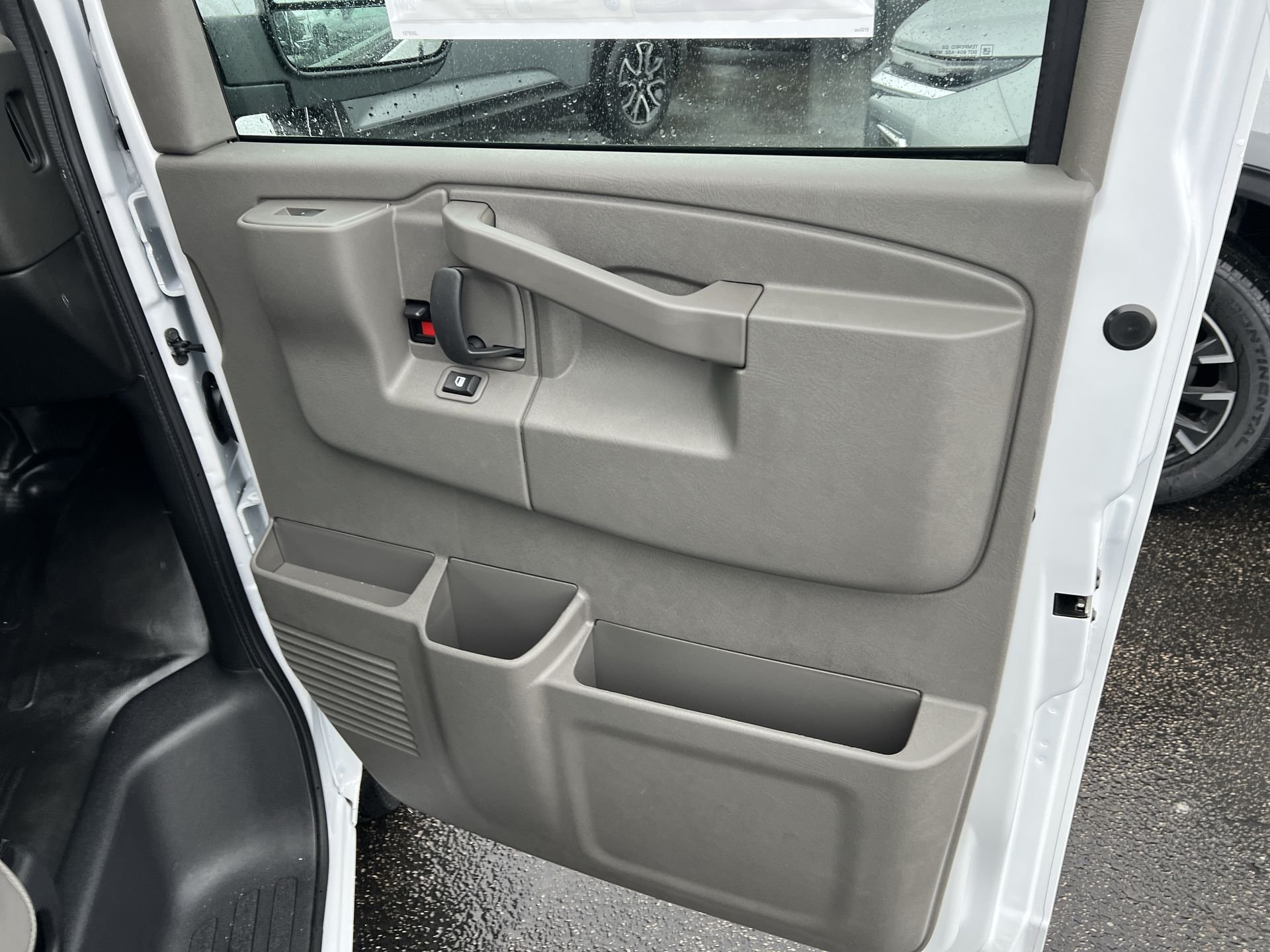 2025 Chevrolet Express Cargo Work Van - Photo 10