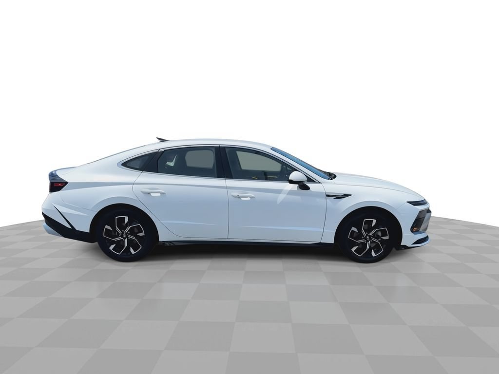 Used 2025 White Hyundai SEL image 10