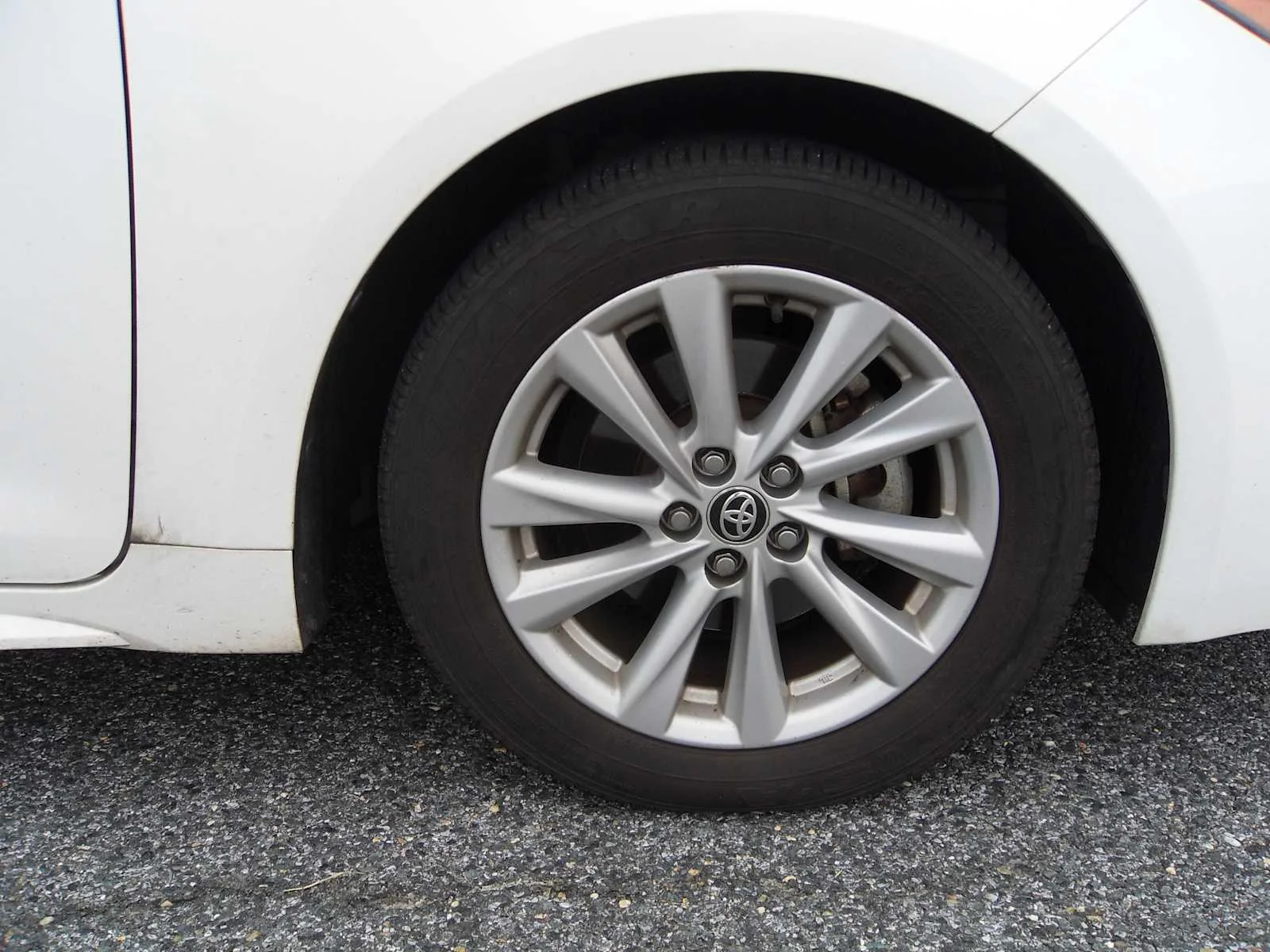 Used 2023 Ice Cap Toyota SE image 9