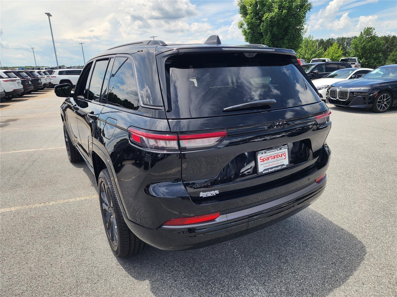 New 2026 Diamond Black Crystal Pearl-Coat Exterior Paint Jeep Limited Reserve image 4