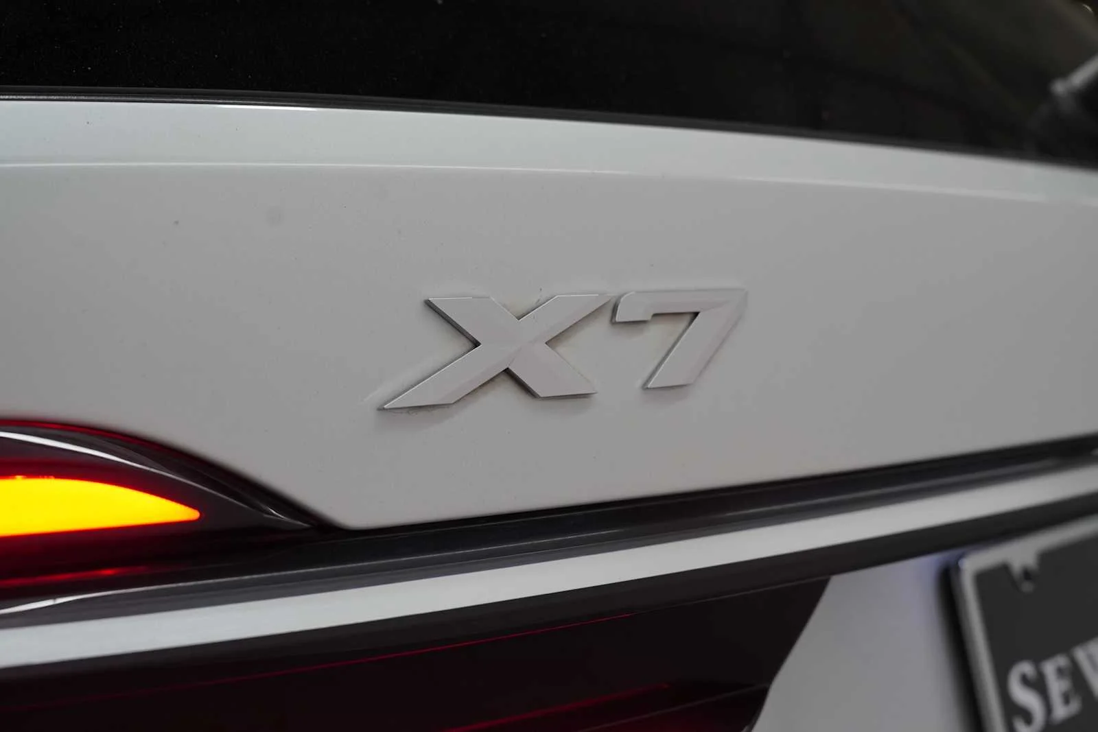 Used 2024 Mineral White Metallic BMW xDrive40i image 9