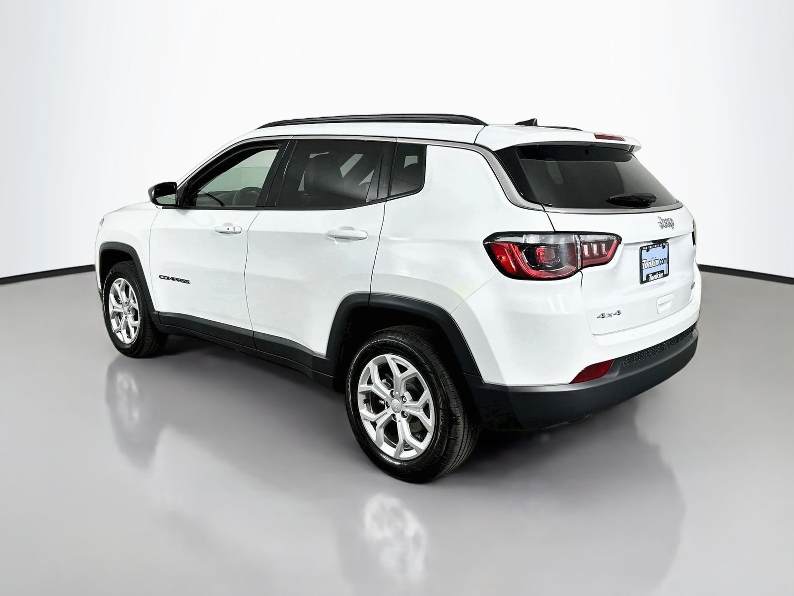 Used 2024 Bright White Clearcoat Jeep Latitude image 6