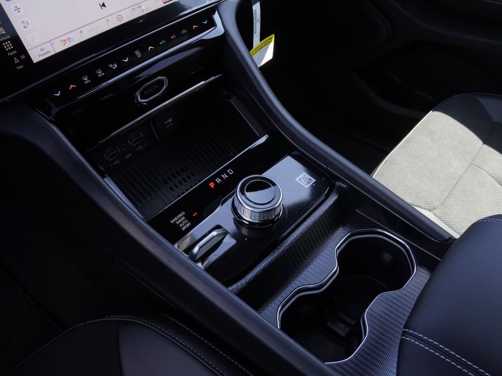 New 2026 Diamond Black Crystal Pearl-Coat Exterior Paint Jeep Laredo Altitude image 16