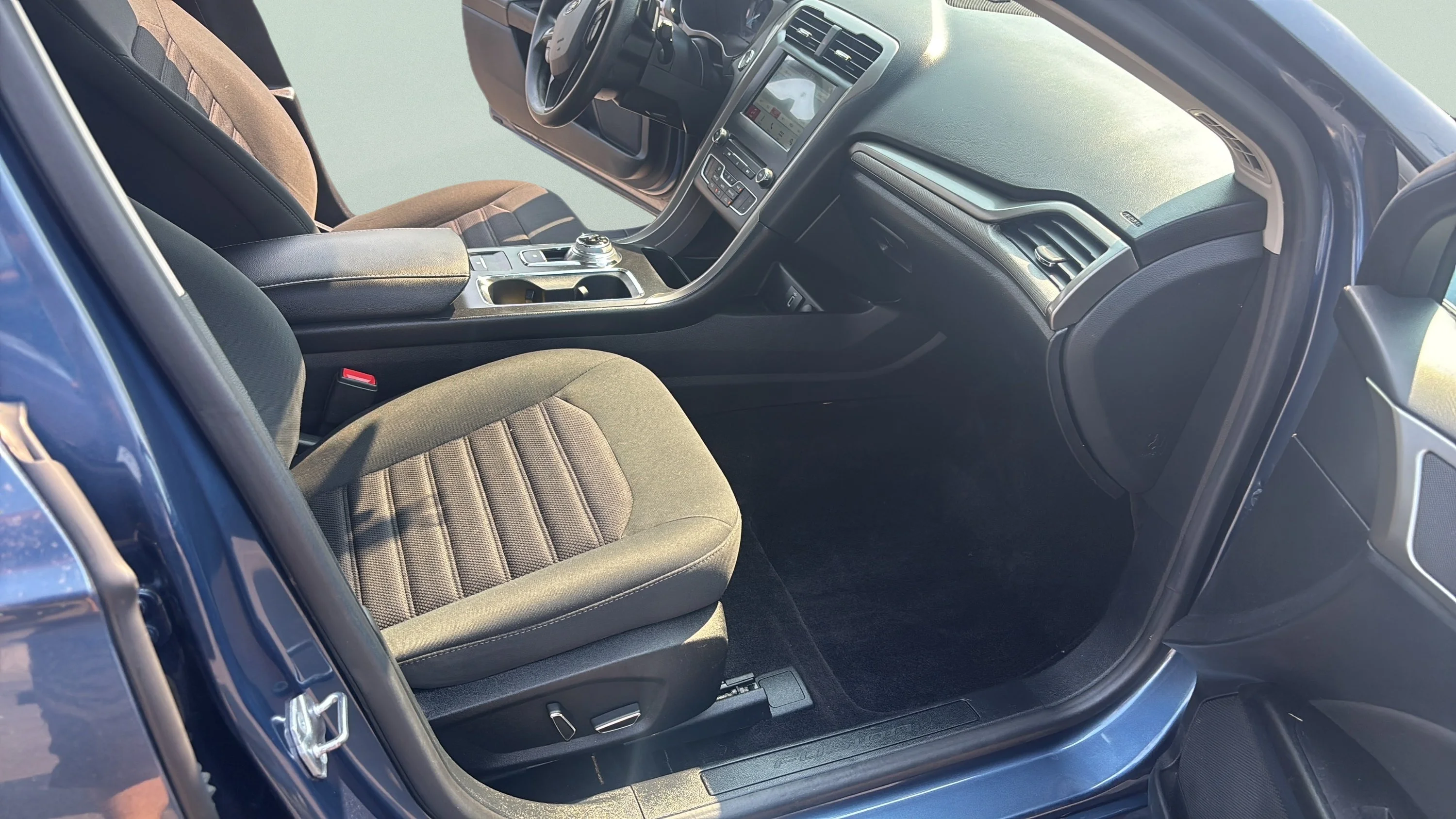 Used 2018 Blue Ford SE image 11