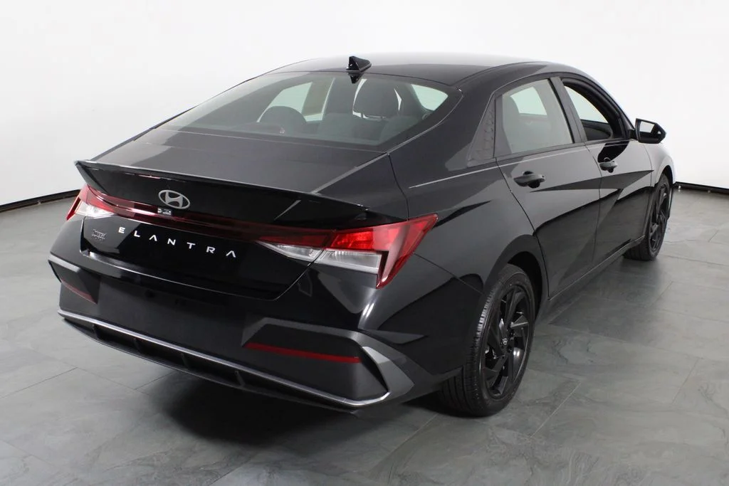 Used 2026 Black Hyundai SEL Sport image 4