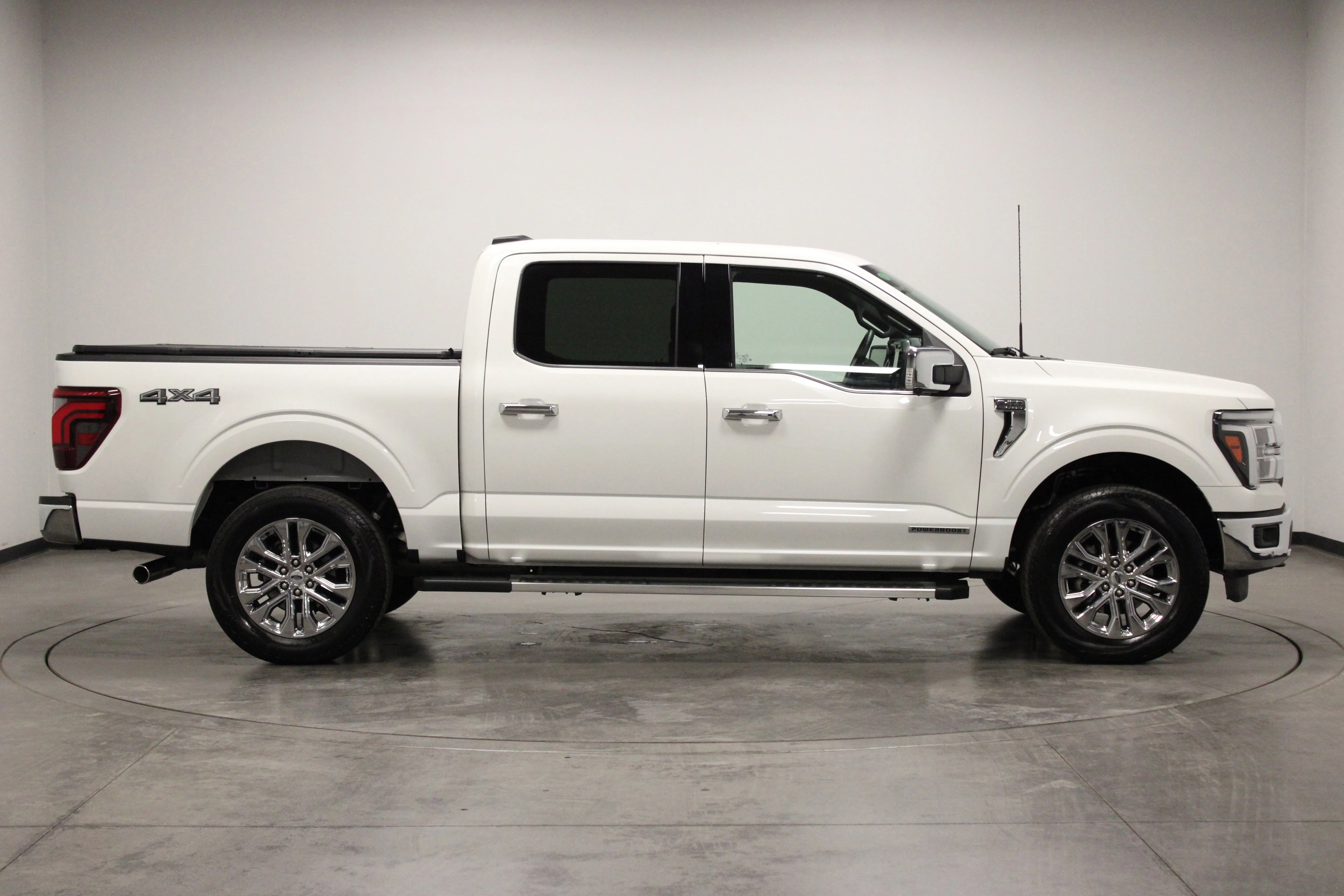 Used 2025 Star White Metallic Tri-Coat Ford LARIAT image 9