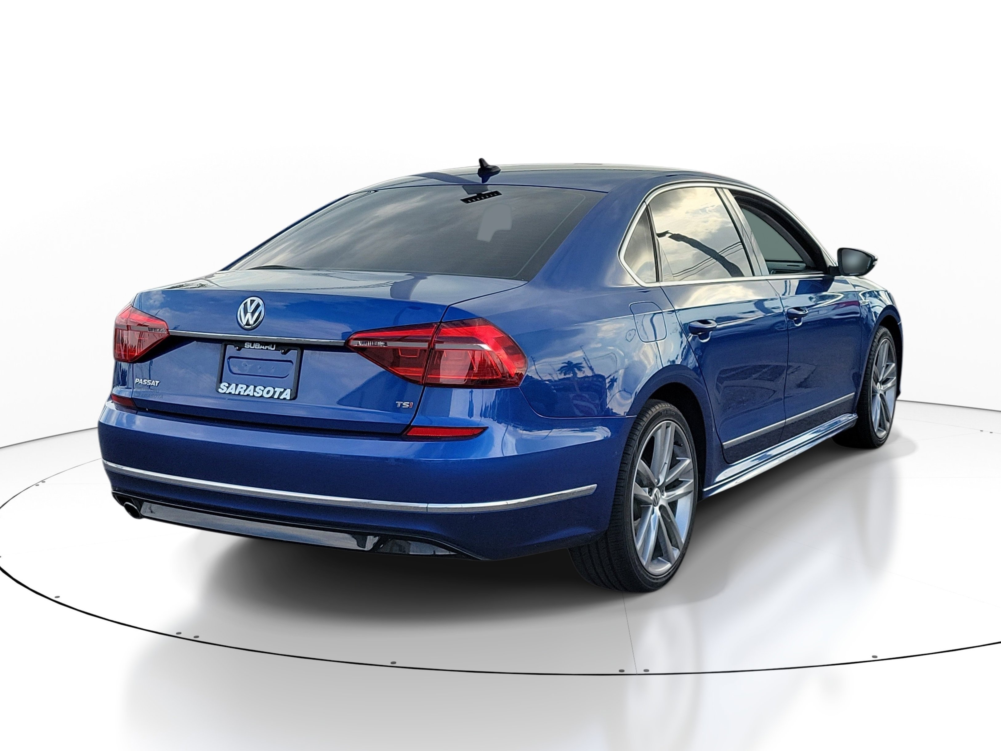 Used 2017 Reef Blue Metallic Volkswagen R-Line w/Comfort Pkg image 5