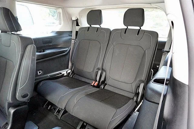 Used 2023 Silver Jeep Laredo image 17