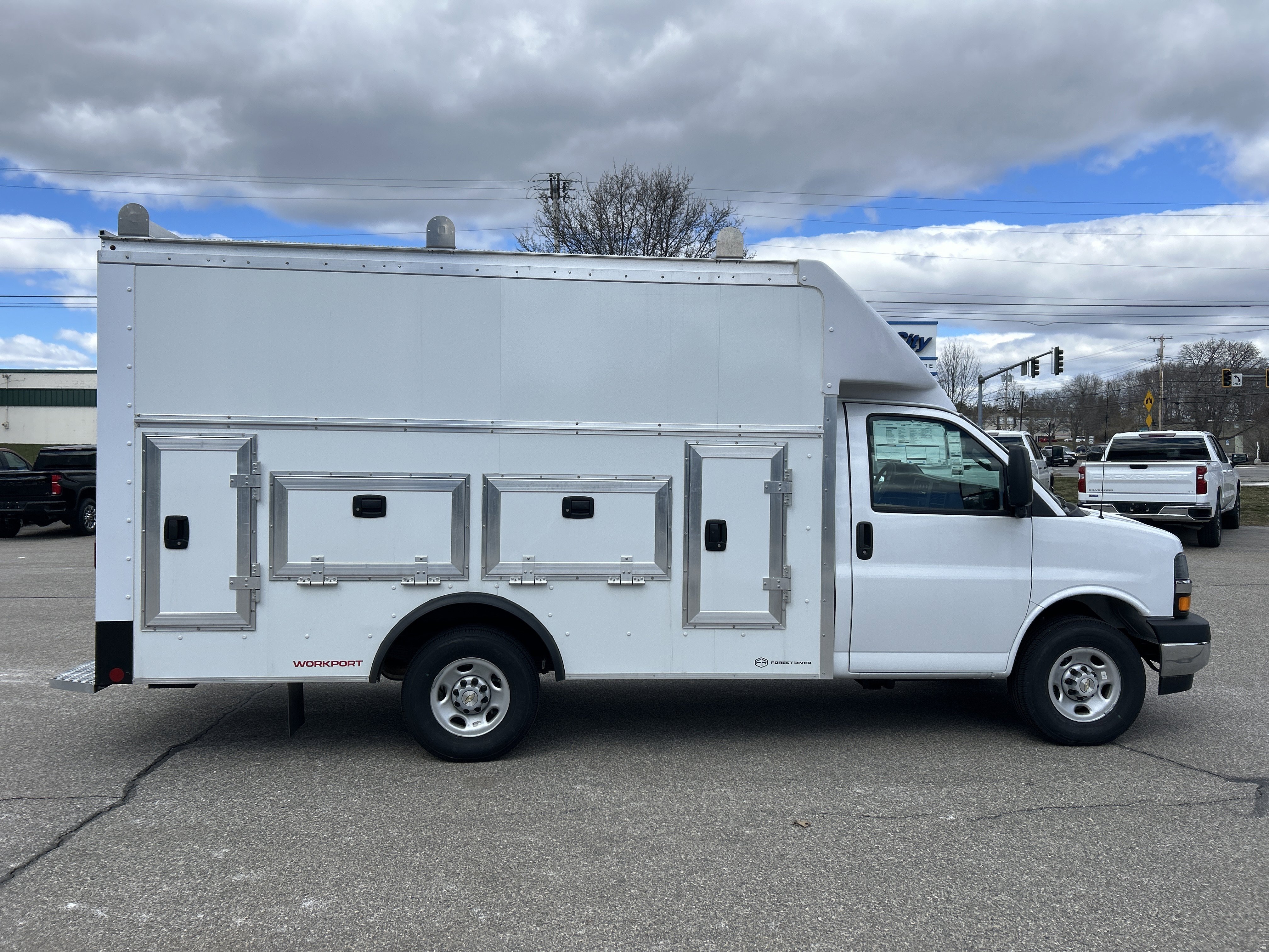 New 2026 Summit White Chevrolet 1WT image 7