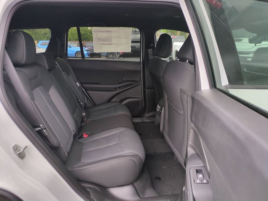 New 2026 Bright White Clear-Coat Exterior Paint Jeep Laredo image 15