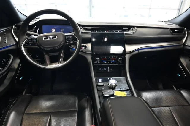 Used 2021  Jeep Overland image 13