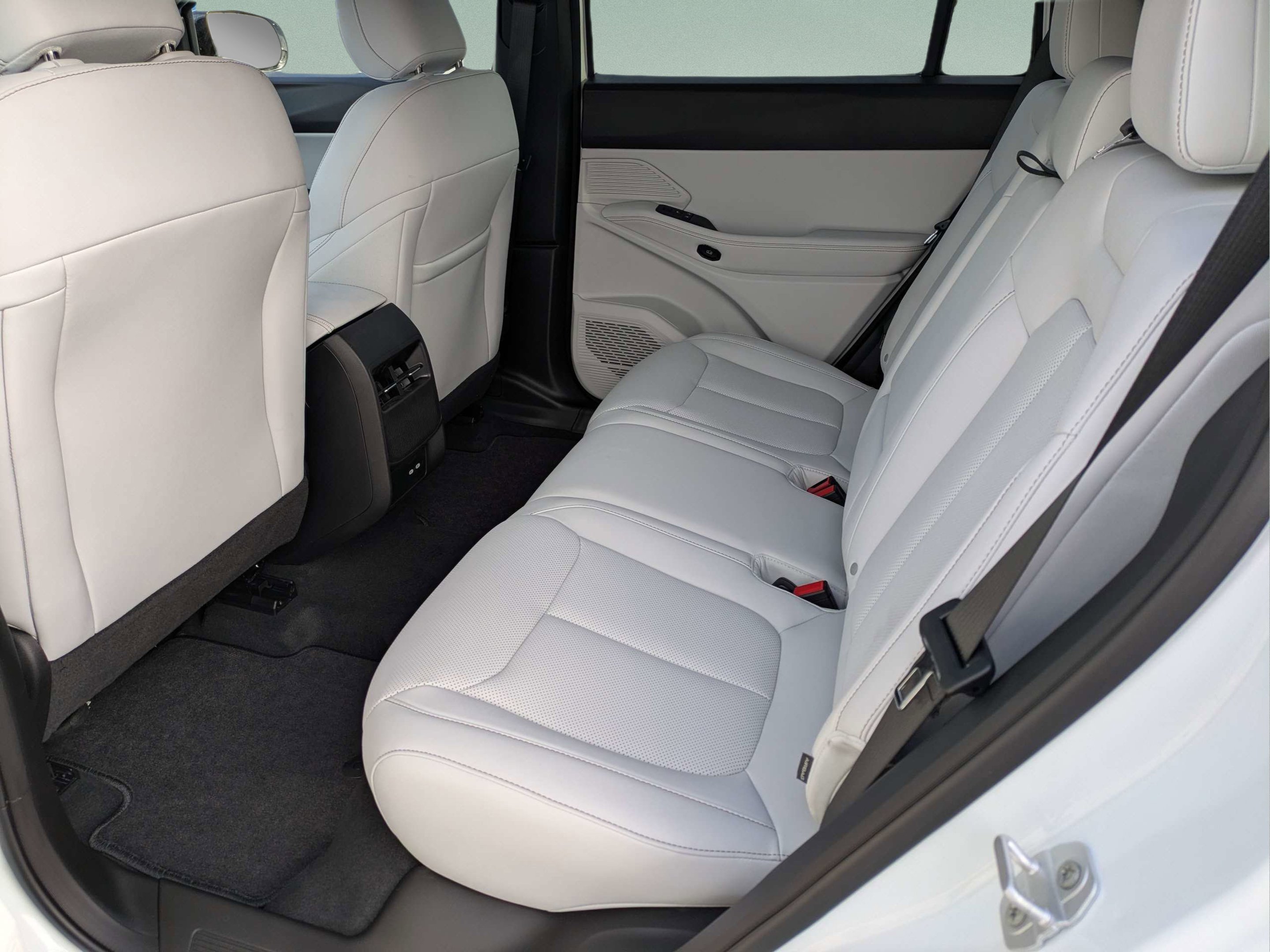 New 2026 Bright White Clear-Coat Exterior Paint Jeep Limited image 9