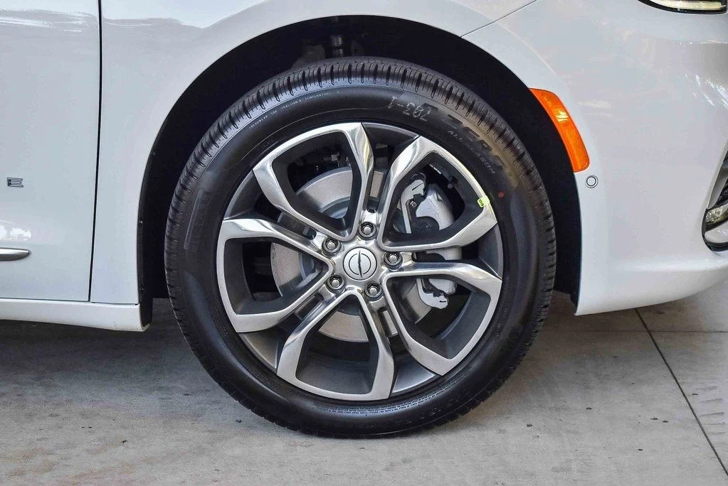 New 2026 Bright White Clear-Coat Exterior Paint Chrysler Pinnacle image 11