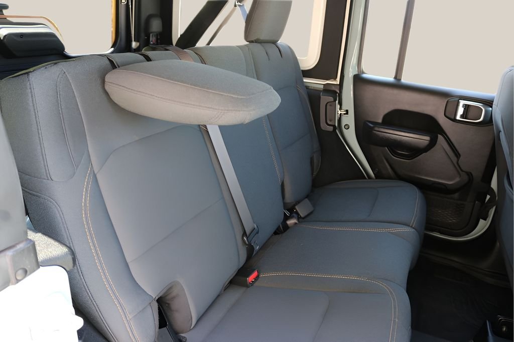 Used 2024  Jeep Sport S image 18
