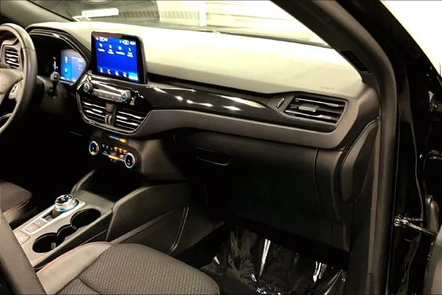 Used 2025 Agate Black Metallic Ford ST-Line image 19