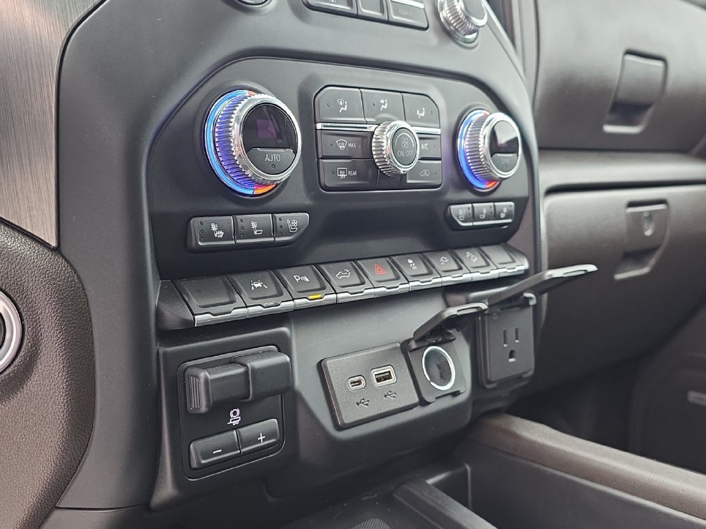 Used 2021 White GMC Denali image 26
