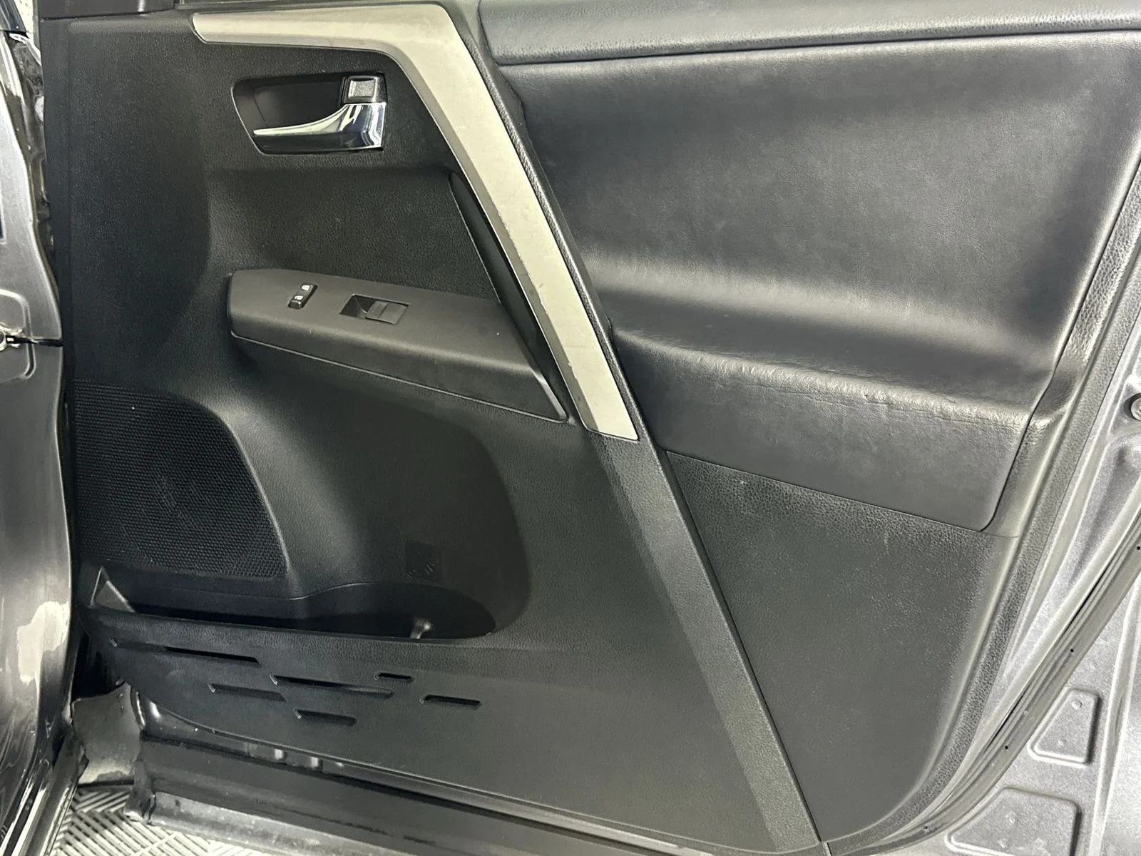 Used 2016 Gray Toyota XLE image 30