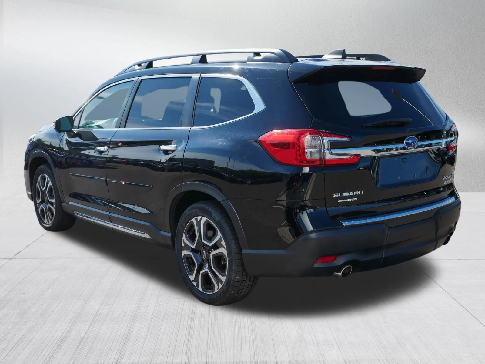 Used 2023 Crystal Black Silica Subaru Touring image 5