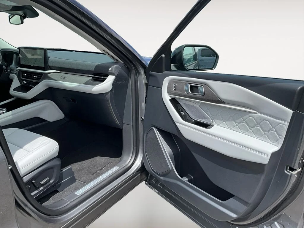 New 2026 CARBONIZED GRAY METALLIC Ford Platinum image 9