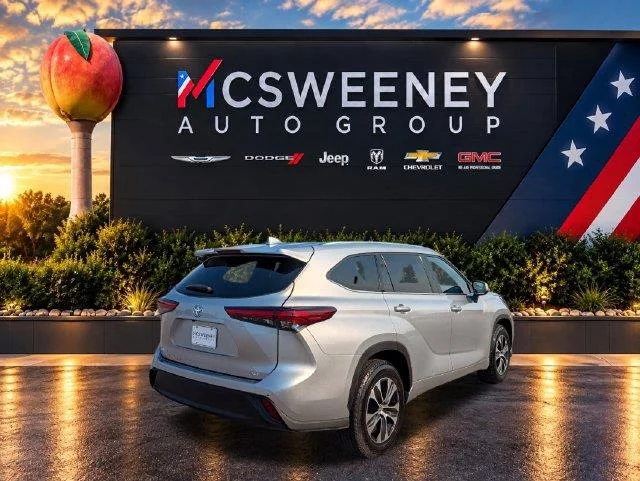 Used 2020 White Toyota XLE image 5