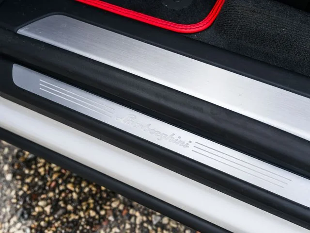 Used 2025  Lamborghini SE image 31
