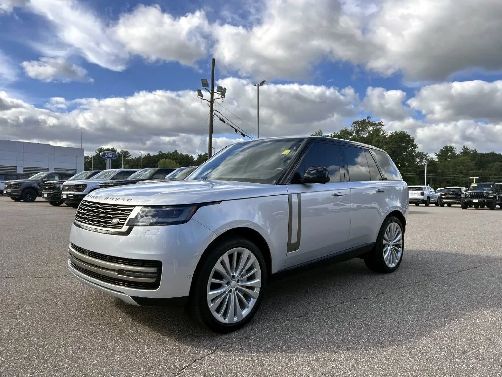 Used 2025  Land Rover SE image 7