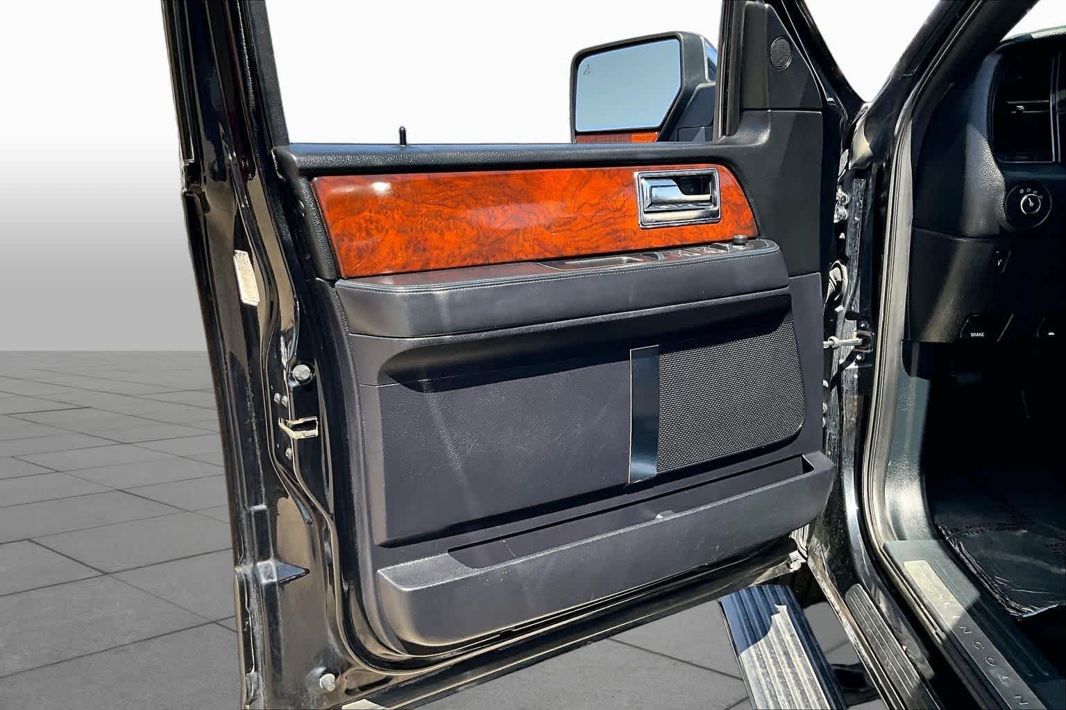 Used 2016 Black Velvet Lincoln Select image 21