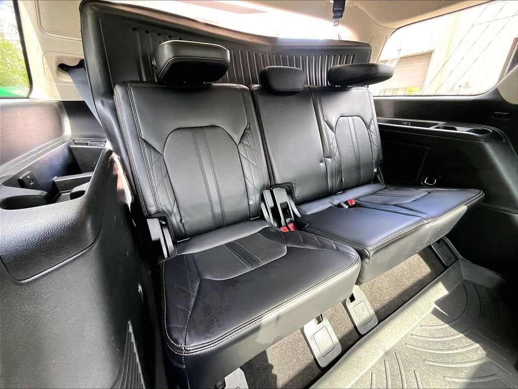 Used 2019 Black Metallic Ford Platinum image 17