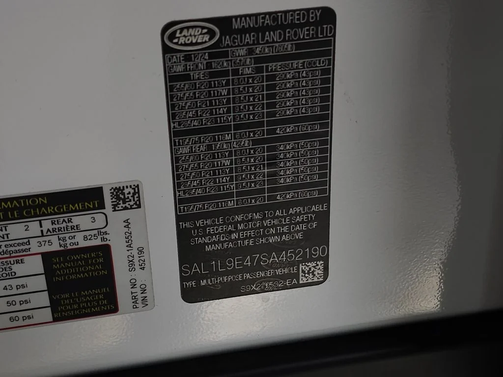Used 2025 White Land Rover Dynamic SE image 41