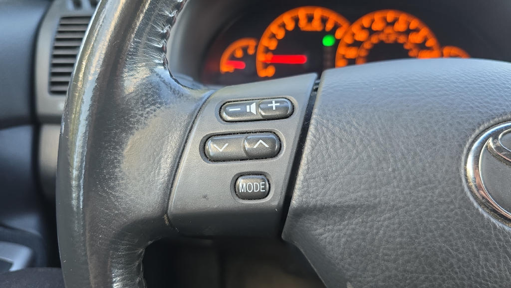 Used 2005 White Toyota SE image 15
