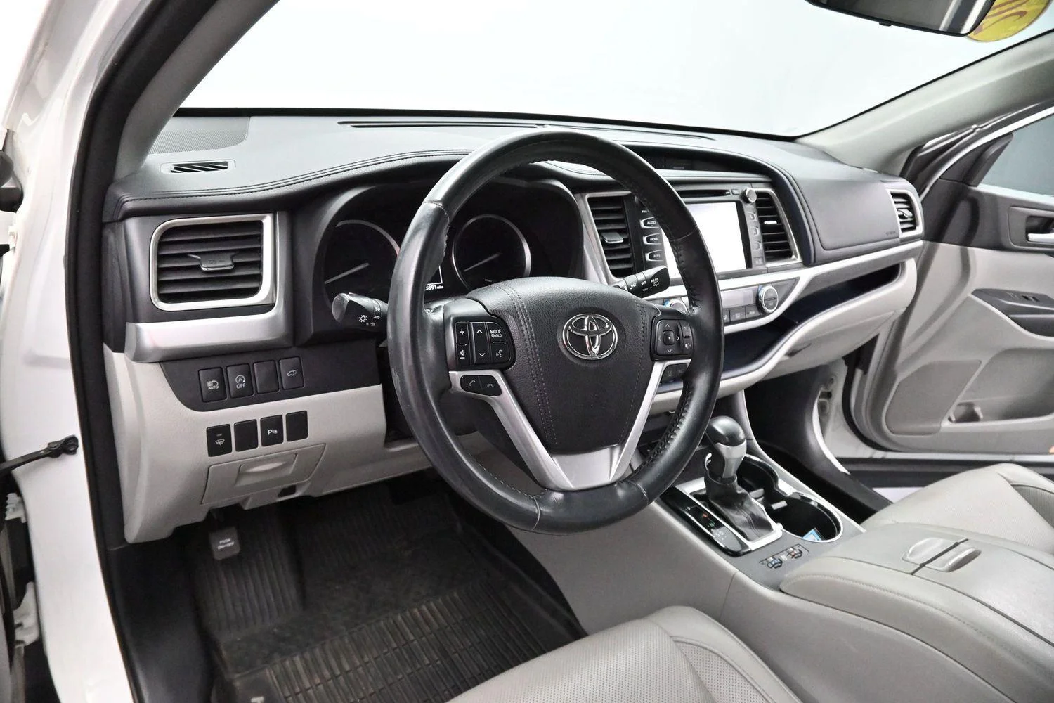 Used 2017 Blizzard Pearl Toyota Limited image 17